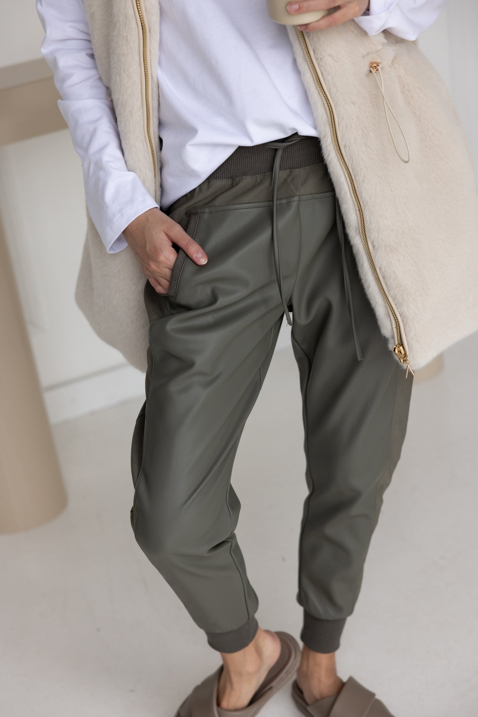 JOEY Pants Vegan Leather Olive