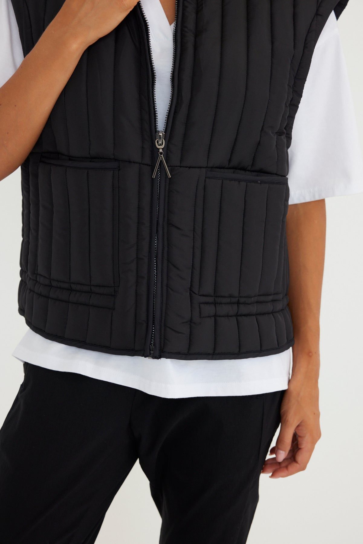 ARIA Vest Black