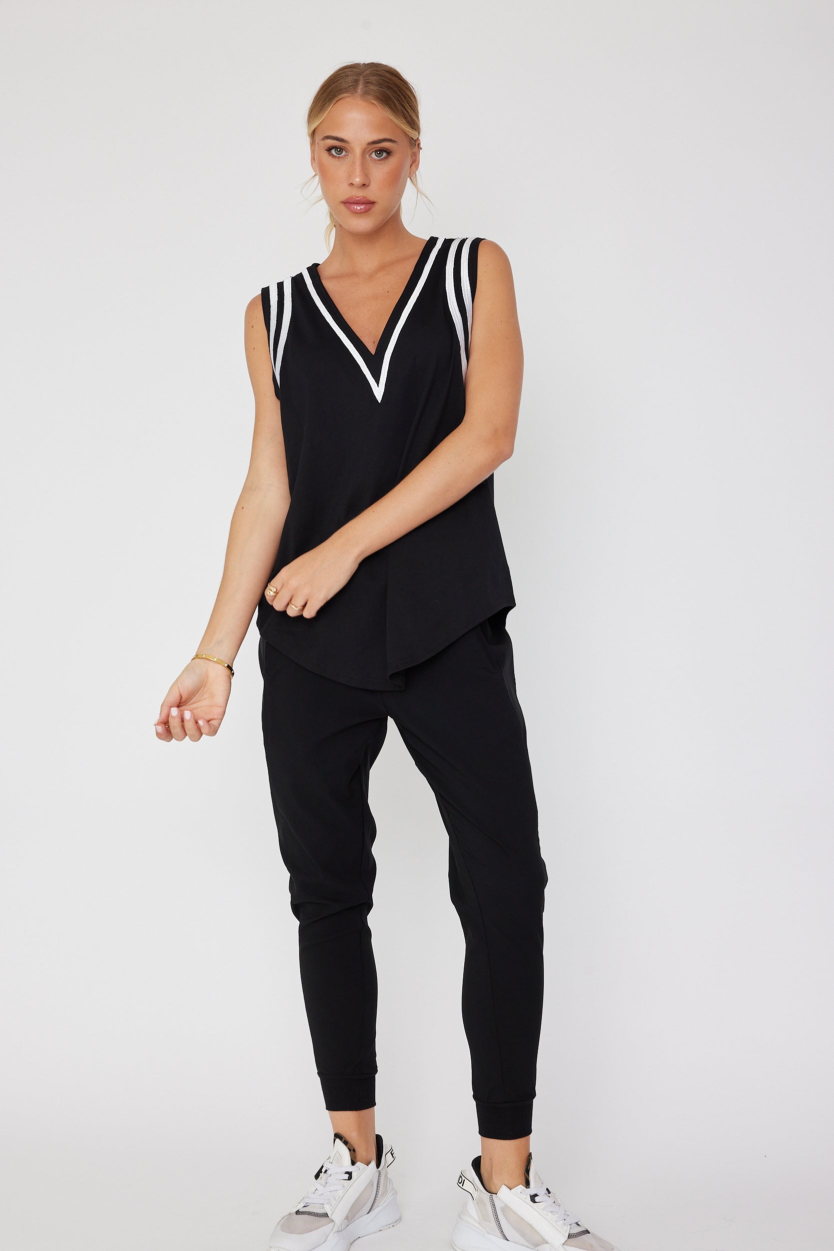 JOBAK Singlet Black & White