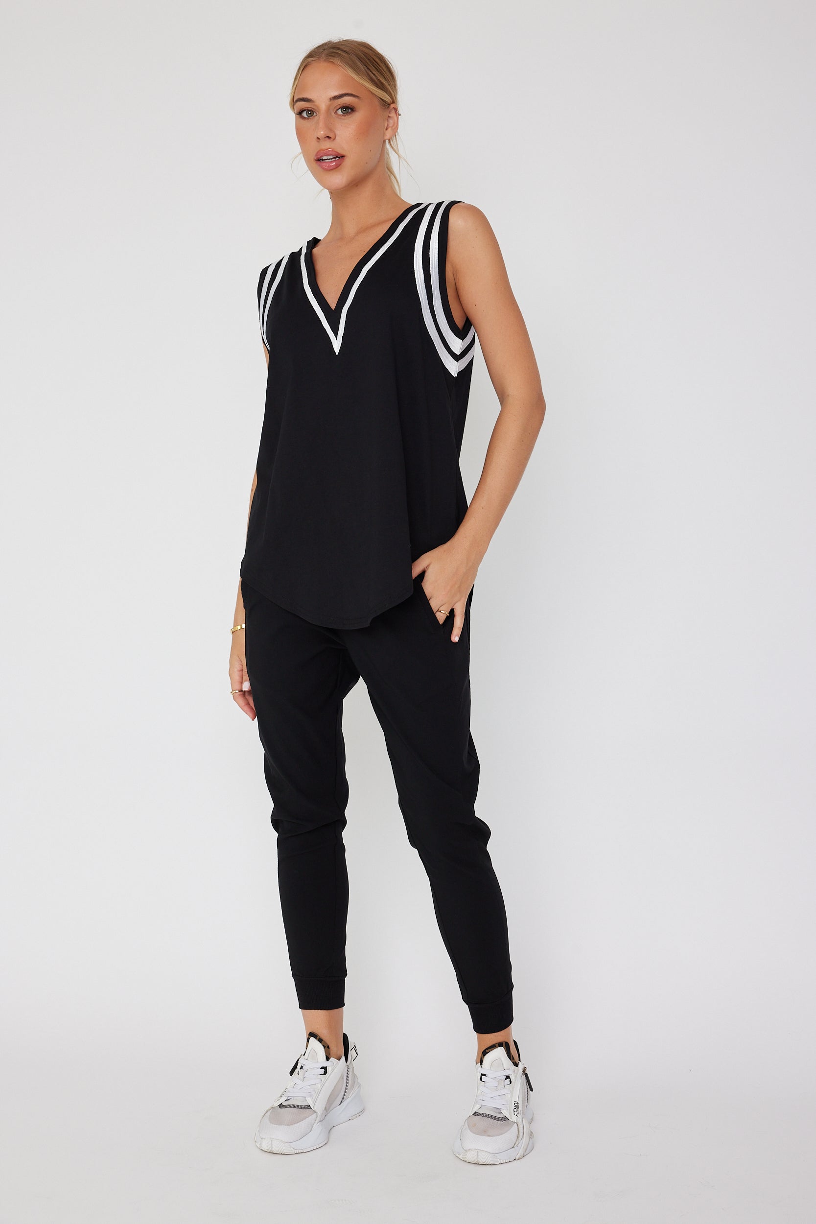 JOBAK Singlet Black & White
