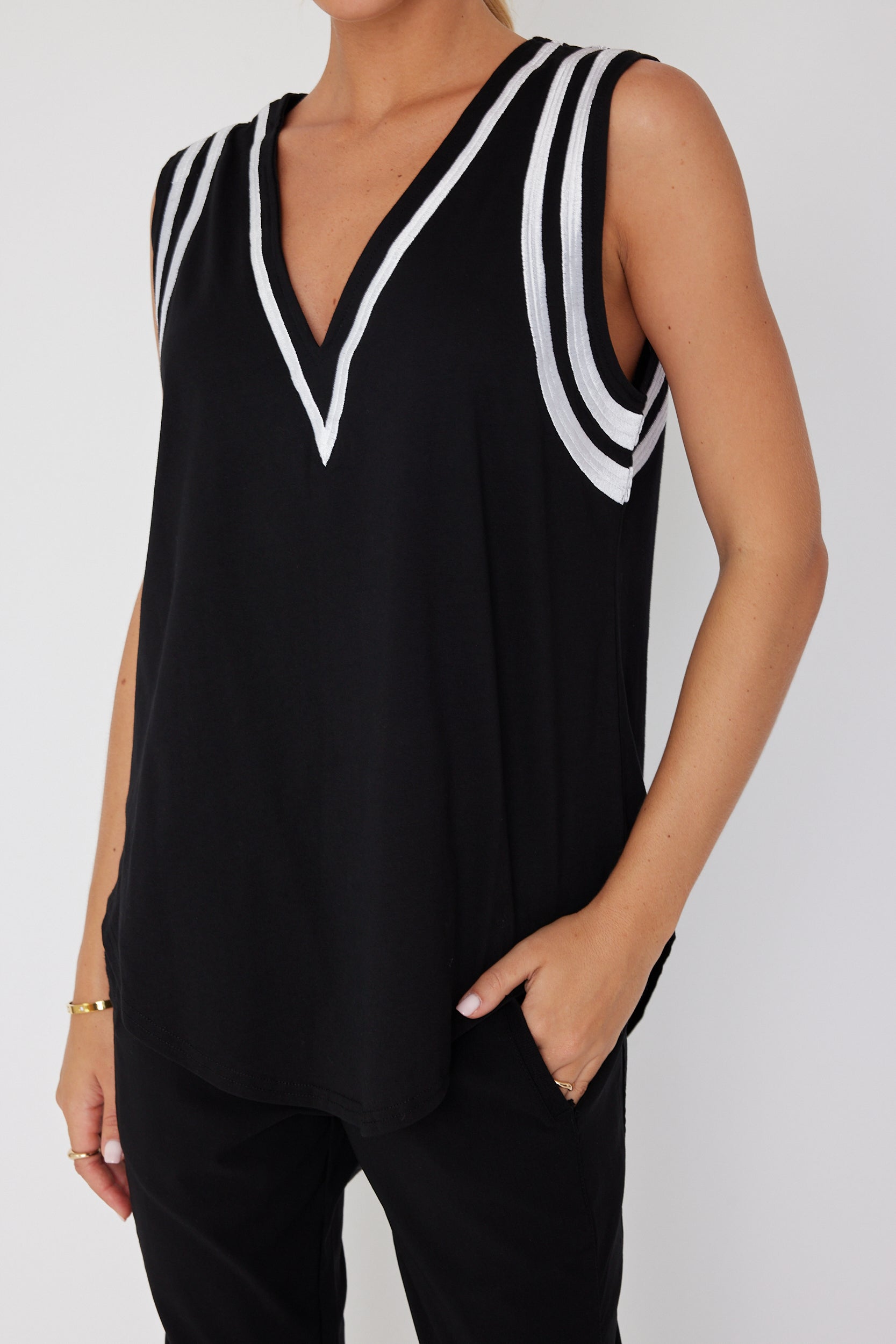 JOBAK Singlet Black & White