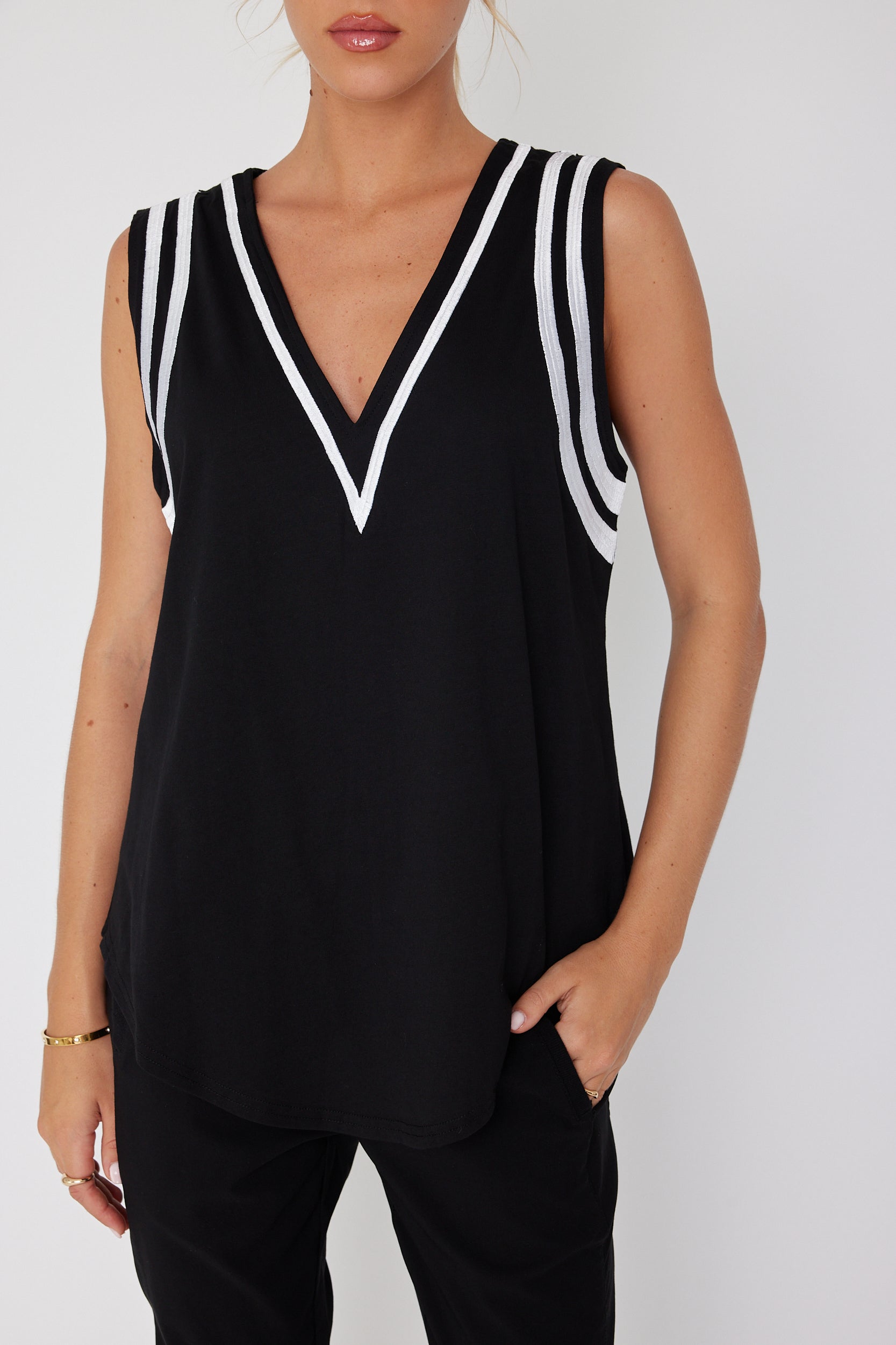 JOBAK Singlet Black & White