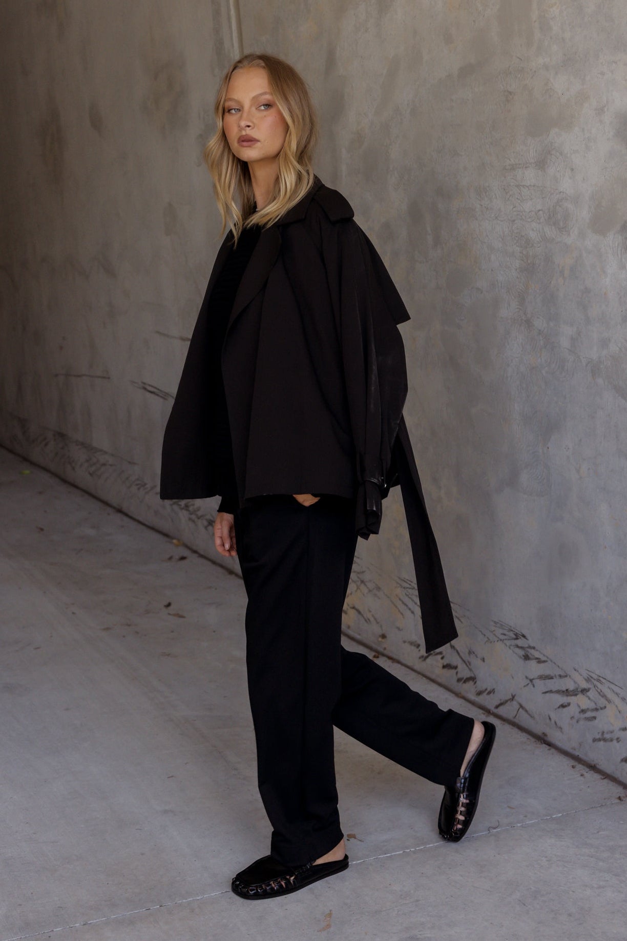 SOREN Soft Cropped Trench Black